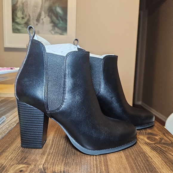 Michael Kors black logo Ankle boots. - Picture 2 of 6
